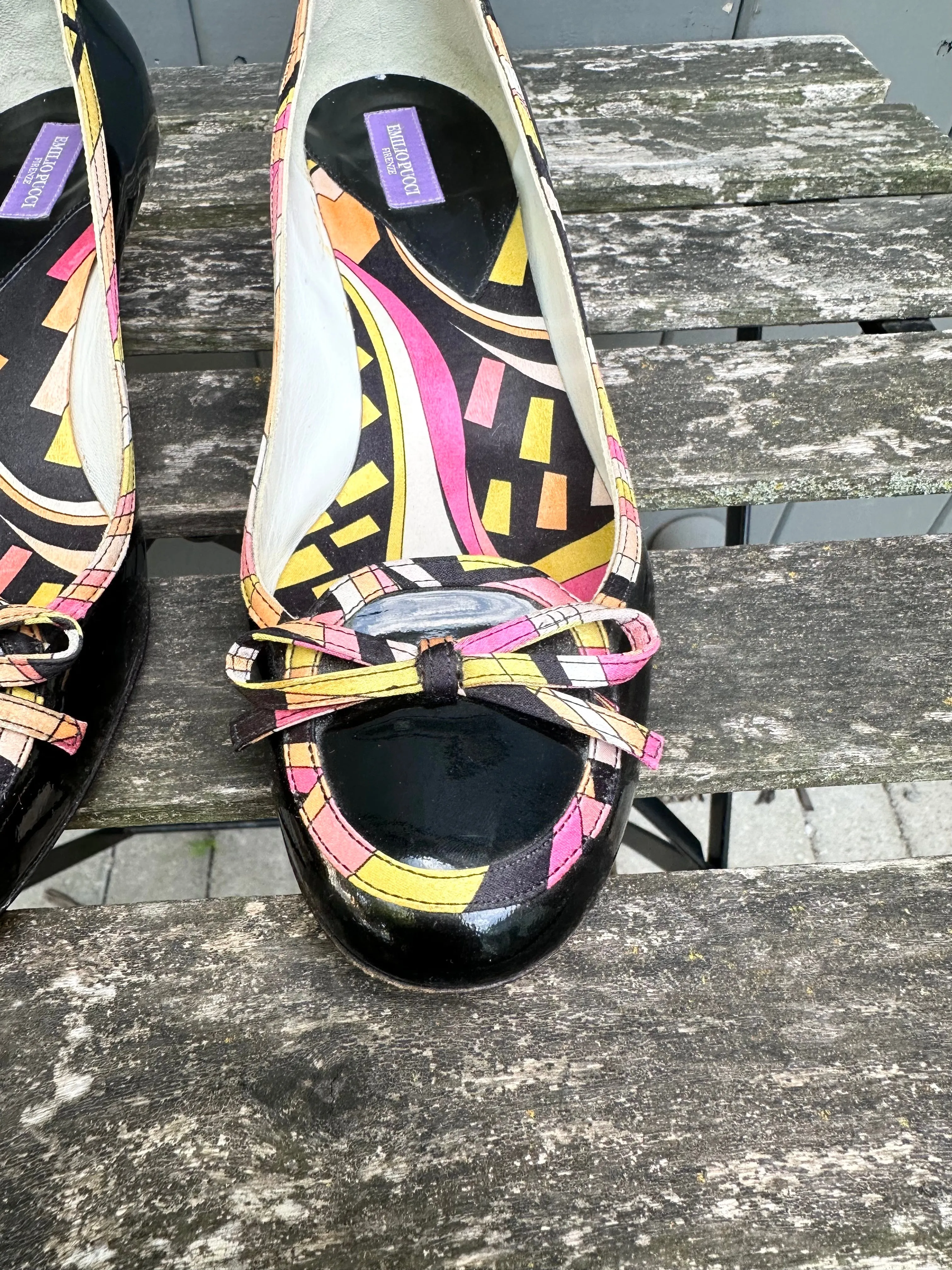 EMILIO PUCCI Patent Leather Silk Pucci Print Bow Kitten Heel Pumps