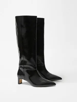 Pointed-toe knee-high boots